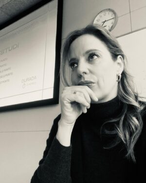 María Molins Instagram - Estamos rodando! 
“BONITA” es la historia de una profesora de universidad víctima de acoso violento verbal por parte de un joven al que no conoce..

🎥🎥🎥🎥🎥🎥🎥🎥🎥🎥🎥🎥🎥

“BONITA” és la història d’una mestra d’universitat víctima d’assetjament violent verbal per part d’un jove desconegut..

#rodando #shutting #📹 #🎥 #cortometraje #curtmetratge @aveceshablosola @evasantanalopez @albert_carbo_ @silendumfilms @upfbarcelona @marti_cordero @marticordero.news @vert.david @laiamaiden #shortfilm #bonita #granequipo