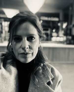 María Molins Instagram - Estamos rodando! 
“BONITA” es la historia de una profesora de universidad víctima de acoso violento verbal por parte de un joven al que no conoce..

🎥🎥🎥🎥🎥🎥🎥🎥🎥🎥🎥🎥🎥

“BONITA” és la història d’una mestra d’universitat víctima d’assetjament violent verbal per part d’un jove desconegut..

#rodando #shutting #📹 #🎥 #cortometraje #curtmetratge @aveceshablosola @evasantanalopez @albert_carbo_ @silendumfilms @upfbarcelona @marti_cordero @marticordero.news @vert.david @laiamaiden #shortfilm #bonita #granequipo
