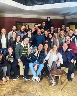 María Molins Instagram - Ya somos número 1 en varios países: España, Argentina, Uruguay… y número 5 en el mundo 🌍!!! Y subiendo 🔝
Es muy importante que nos creamos que la ficción que hacemos desde aquí, gusta. Porque nuestra industria da de comer a mucha gente y porque la televisión, el cine y la cultura que contamos interesa.
Gracias# por tantos mensajes que nos llegan! #jimanda 🫶

🎥🖥️🎥🖥️🎥🖥️🎥🖥️🎥🖥️🎥🖥️

Gràcies!! Estem en el top 5 mundial 🌍
És important creure en la nostra cultura, en la nostra ficció televisiva i cinematògrafica. No sempre ho hem fet i ara que ens obrim al món i que ens diuen que interessem, no hem d’oblidar que tenim una industria que dona de menjar a molta gent i que les històries que expliquem arriben.
Gràcies per tants missatges 🫶

🎥🖥️🎥🖥️🎥🖥️🎥🖥️🎥🖥️🎥🖥️🎥

“Wrong side of the tracks” is at the world top five!! 
Thanks for choosing us again!!
And for all the messages 🫶❤️

#entrevíaslaserie #wrongsideogthetracks @entrevias_tv @alea_media @david__bermejo @oriolferrerferrer @imercero @netflix @netflixlat @netflixes @netflixusa #tvseries #toptvseries #topnetflix #actress #actriu #actriz