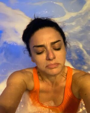 Maria Obretin Instagram - Gata. Inca doua zile de chin si vin! Ne vedem la spectacole, da? Pe 23 la Baia Mare, pe 24 la Satu Mare, pe 28 in Barlad. CE AVEM NOI AICI? Veniti, nu va coditi, ca a fost scumpa intrarea in piscina asta uratica si poate imi revin si eu pe plan bugetar.