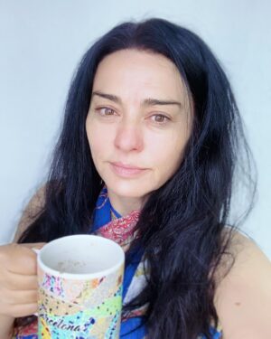 Maria Obretin Instagram - Haideti, mult spor la cafeluta! Si nu uitati ca ne putem vedea azi in carne si oase (bun, si ceva grasimita, ca abia s-a iesit din iarna), de la 15.00 la Sala Luceafarul. NOI 4! Eu imi pun un fond de ten, dau o perie prin par si plec spre teatru unde pregatesc terenul alaturi de @mariusmanoleoficial , @bugnarlia  si @brumarioana ! Voi veniti mai pe la 15 fara ceva, asa, fin, elegant, central! Ole! Va astept ca si cand! Sa fiti superbi! Eu #sunt!