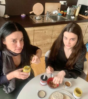 Maria Obretin Instagram - Dragul nostru, @mariusmanoleoficial , nu ne deranjezi! Repetam! Ne vedem pe 17 martie la NOI4. De la 15.00. Sala Luceafarul! Ai grija de tine pe drumurile patriei! Ne vedem la desert!
