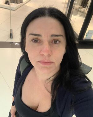 Maria Obretin Instagram - Sunt in mall. Am facut 49295933 de bazine, sa fiu in forma #superba, vorba ceea. Dar uitati cata ingrijorarea e in irisii mei, nenica. Avem spectacol la Brasov pe 27 mai, la Braila pe 28 mai. Nu stiu ce se intampla nici cu brasoveanul, nici cu braileanul, de nu vine sa ma vada. Nu a ajuns acolo vestea ca #suntsuperba? Deci, asta voiam a va ruga, sa va anuntati prietenii, verisorii si dusmanii brasoveni si braileni, ca #suntsuoerba, si sa vina la NOI4 pe 27, respectiv 28 mai. Ceilalti 3 sunt superbi si ei, tacaniti si talentati, cum se si cuvine, ascultati la mine! 
Brasoveni, veniti!
Braileni, nu va coditi!