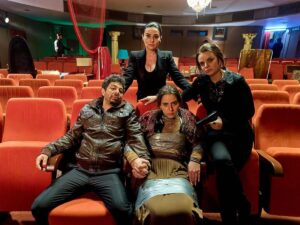 Maria Obretin Instagram - Magda si Sofia au multa treaba azi in @clanulserial ! Intai cu familia Diamant. Iaca dovezile!