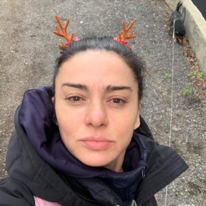Maria Obretin Instagram - Scoate renul tine. Nu te panica, esti bine! Pascal si renul de serviciu va ureaza.