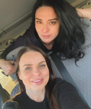 Maria Obretin Instagram - Noi suntem in drum spre Constanta, avem spectacol. Dar diseara ne revedem in CLANUL! Fiti cu ochii pe noi! Ole!