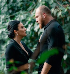 Maria Obretin Instagram - De la 20.30 ne revedem in @clanulserial ! Sofia plus Obuz pe treaba. Eu si @paraschiv.ioan.777 pe relaxare. #suntemsuperbi Ole!