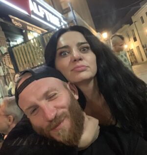Maria Obretin Instagram - De la 20.30 ne revedem in @clanulserial ! Sofia plus Obuz pe treaba. Eu si @paraschiv.ioan.777 pe relaxare. #suntemsuperbi Ole!