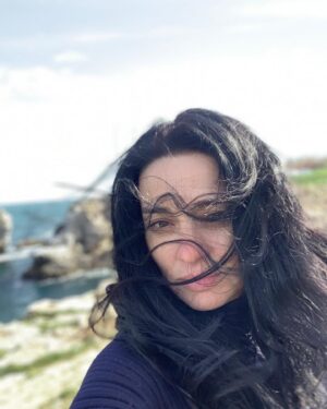 Maria Obretin Instagram - @mariusmanoleoficial , am invatat din lectiile pe care ti le-a dat viata. Eu n-am mai fost la stilist, am iesit putin in vant. Fin, elegant, nediscret, ieftin! Abia astept sa vin maine la NOI4 in toata superbitatea mea ! Ne vedem la @sala.luceafarul , sa facem schimb de sfaturi știliștice. NOI4, duminica, 19 Mai, 15.00. Puneti bigudiurile si veniti.