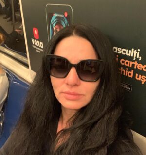 Maria Obretin Instagram - Dragi romani dIn STUTTGART si NURNBERG, va trimit o poza din metroul bucurestean, ca poate va era dor de tara, de atmosfera, de statia Izvor, de doamna care vinde cartele. Ce voiam sa va spun dupa fulminanta captatio benevolentiae, venim la voi in weekend, sa va mai ajutam cu dorul asta. Deci, care va stiti prin zona, veniti, nu va coditi! Care nu va stiti prin zona dar aveti vreun prieten stuttgartez sau nurnbergez, dati de stire! CE AVEM NOI AICI? Un spectacol de @bugnarlia . Cu @carmentbrana , @mariusmanoleoficial  plus subemnata din metrou.