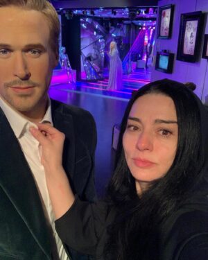 Maria Obretin Instagram - Haideti ca i-am calcat camasuta si l-am trimis la Oscaruri! Nici nu am vrut sa aud, ma sunasera Versace, De la Renta, astia, sa imi dea o rochita, un clutch, o brosa! Eu, nimic. Stau acasa, fac o ciorbita, ma uit pe niste texte. Ce voiam sa zic! Duminica viitoare fix de la 15.00 jucam NOI 4 la Sala Luceafarul. Veniti, ca, sincer, Oscarul meu e sala plina la teatru. Asta o stie si Ryan, de aia nici nu a mai insistat.  Gata! Besos! Ma duc sa toc țelina!