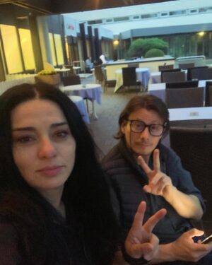 Maria Obretin Instagram - Sibiu, vineri, 26 Aprilie, jucam NOI4 la tine acolo, in superbitatea ta de oras! Ceea ce abia astept sa ma plimb putin pe strazile alea frumoase de poveste dupa care sa jucam povestea noastra de NOI4, un combo de bucurie, emotie, lacrima, hohote de ras. Include-ma si pe mine in planurile tale de vineri seara, Sibiule, ca eu rar am jucat acolo, nici nu mai stiu, ultima data am fost acum vreo 12 ani. Hai la intalnirea asta cu @mariusmanoleoficial , @bugnarlia , @brumarioana , promit ca vom fi superbi si memorabili. Iubibili nu mai zic!