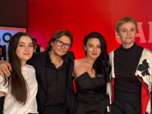 Maria Obretin Instagram - Aici eram umar la umar pe eleganta la Gopo! Mai patim si noi lux. In aceasta formula plina de rafinament jucam NOI4! Pe 19 mai in Bucuresti, pe 27 mai in Brasov, pe 28 in Braila! Va asteptam ca si cand! Lasam paietele acasa, nu va panicati, pe scena suntem vai mama noastra.