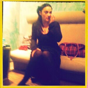 Maria Obretin Instagram - Poze de acum 13-14 ani, de cand am inceput sa jucam NOI4 in @green_hours_jazz_cafe ! Eram mult mai mica, era singurul spectacol pe care il jucam, singurul spectacol care imi dadea curajul sa spun ca sunt actrita! A trecut ceva viata de atunci, ne-am mai schimbat, spectacolul a facut o pauza de vreo 4 ani. Sambata il jucam din nou. La Sala Luceafarul, de la 20.30. Va astept sa vedeti ce frumusete si bucurie de spectacol este, sa imi scrieti aici dupa daca nu! Cam atat, va las, ca m-am emotionat! #suntsuperba in Noi4