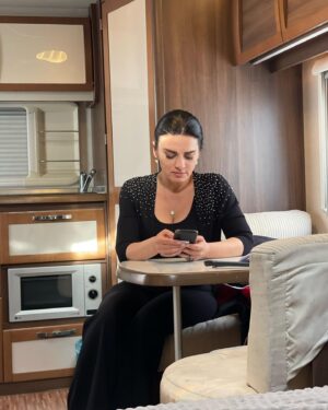 Maria Obretin Instagram - Surprinsa de @catalinagramajojo intr-o pauza de filmare. Faceam ceva continut ceva. Pe seara ne revedem in CLANUL! De la 20.30 la @protv_romania @clanulserial #sofia #suntsuperba