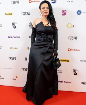 Maria Obretin Instagram - Din cand in cand ma lansez si eu in lux si rasfaturi! Cu ajutorul prietenilor, evident! Multumesc, @alexandrudimitrie , ca ai migalit pe mine aceasta minunata rochie, multumesc, @laura_olaru  pentru geanta Amelie si papucii Ritta! Ne-am simtit bine impreuna!! Dimitrieeeeee, stii cate prietene au apreciat ca aveam si BUZUNARE la rochia asta superba?!!