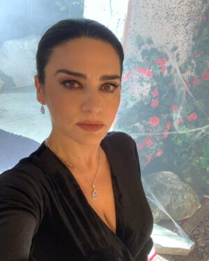 Maria Obretin Instagram - Poate ati uitat ca #suntsuperba! Ceea ce si voi! @clanulserial #sofia