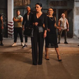 Maria Obretin Instagram - In aceasta seara ne revedem in CLANUL! De la 20.30 la @protv_romania ! Pazea, vin fetele! #suntemsuperbe @catalinagramajojo @clanulserial