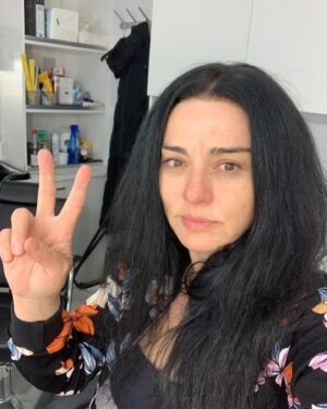 Maria Obretin Instagram - NOI4 , sambata, 20 Aprilie, de la 15.00 la Sala Luceafarul! @mariusmanoleoficial , pun o poza de acum 2-3 zile de la machiaj. Nu mai pune poze din tineretea mea de acum 12 ani, ca ma acuza oamenii ca umblu cu cioara vopsita, ca acum sunt batrana si urata, ca ma tarasc pe scena, din astea. Deci, ce voiam sa propun. Veniti la Noi4 sa vedeti gradul de degradare a omului trecut de 23 de ani! Intre timp, o sa radeti, o sa plangeti, o sa va emotionati. Viata nu se calculeaza-n riduri, ci in cat de frumos o traim.  Deci! NOI4! 20 Aprilie. 15.00. SALA LUCEAFARUL. (Scuze, am reluat informatia pentru mine, ca-s batrana si mai uit!)
