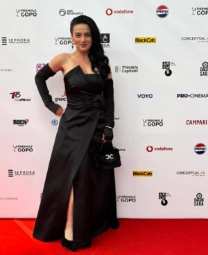 Maria Obretin Instagram - Din cand in cand ma lansez si eu in lux si rasfaturi! Cu ajutorul prietenilor, evident! Multumesc, @alexandrudimitrie , ca ai migalit pe mine aceasta minunata rochie, multumesc, @laura_olaru  pentru geanta Amelie si papucii Ritta! Ne-am simtit bine impreuna!! Dimitrieeeeee, stii cate prietene au apreciat ca aveam si BUZUNARE la rochia asta superba?!!