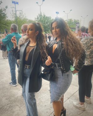 María Terremoto Instagram - Sevilla en primavera 🌺  miarma la sangre altera 😂 

#GrekitasPower👯💚