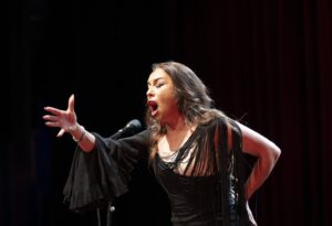 María Terremoto Instagram - Espectacular inauguración del 25 Aniversario de los Jueves Flamencos con la jerezana @mariaterremoto.mt y su 'Cantaora'.

En él deja a un lado los artificios musicales y los guiones para presentarse de la manera más tradicional posible, con el acompañamiento de la guitarra de @nonojero_oficial y las palmas de Manuel @m.cantarote y @juandiegovalenciavargas, creando con el espectador una línea directa sin interferencias. 

📷 @remediosmb / @blackvegastudio