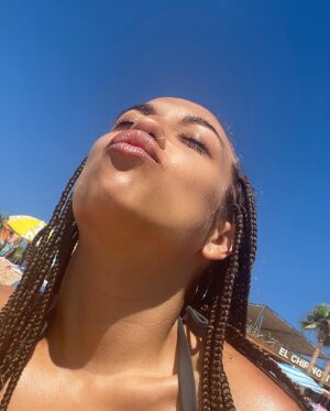 María Terremoto Instagram - 🥹 Con to mi resaca emocional 😏 voy ha intentar hacer un RECAP de este finde pero sería imposible contar tantos sucesos en tan poco espacio☀️🌅🌊🏝️🐚🩱👙🥪

1. Intento de foto de guapi pro es imposible 🙂‍↕️
2. 2do intento d foto, las buenas ya las subiré ☺️
3. Las nenis antes de una noche movidita😎🏝️
4. Ella y yo 🐯💚
5. Tomando algo de sol porque llovió tela 🥲
6.  MOOd tardeo en el palmar 🐰🐰🐰🐰🐰
7.  Zahoraaaaaaaaaa🥹🥹🥹🥹🥹
8. Viviendo la music a la vuelta 🔪🤘🎶

Ha sido increíble… 💚 gracias manasssss esto me ha dao la vidaaaaaaaaaaa🥲🐚

#comoteloestaspasandotigre