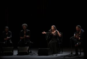 María Terremoto Instagram - Espectacular inauguración del 25 Aniversario de los Jueves Flamencos con la jerezana @mariaterremoto.mt y su 'Cantaora'.

En él deja a un lado los artificios musicales y los guiones para presentarse de la manera más tradicional posible, con el acompañamiento de la guitarra de @nonojero_oficial y las palmas de Manuel @m.cantarote y @juandiegovalenciavargas, creando con el espectador una línea directa sin interferencias. 

📷 @remediosmb / @blackvegastudio