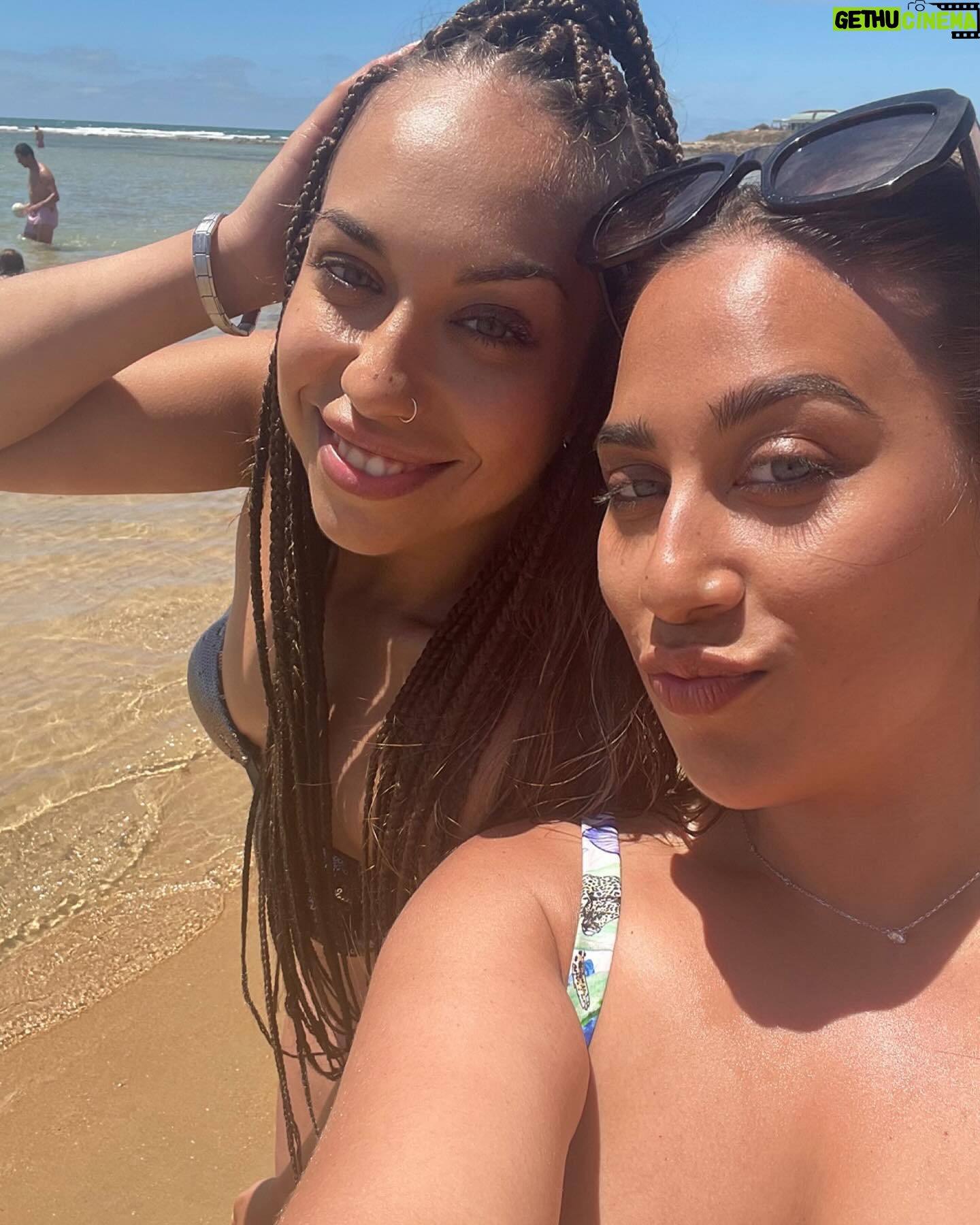 María Terremoto - 3 Likes - 🥹 Con to mi resaca emocional 😏 voy ha intentar hacer un RECAP de este finde pero sería imposible contar tantos sucesos en tan poco espacio☀️🌅🌊🏝️🐚🩱👙🥪
1. Intento de foto de guapi pro es imposible 🙂↕️
2. 2do intento d foto, las buenas ya las subiré ☺️
3. Las nenis antes de una noche movidita😎🏝️
4. Ella y yo 🐯💚
5. Tomando algo de sol porque llovió tela 🥲
6. MOOd tardeo en el palmar 🐰🐰🐰🐰🐰
7. Zahoraaaaaaaaaa🥹🥹🥹🥹🥹
8. Viviendo la music a la vuelta 🔪🤘🎶
Ha sido increíble… 💚 gracias manasssss esto me ha dao la vidaaaaaaaaaaa🥲🐚
#comoteloestaspasandotigre