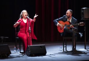 María Terremoto Instagram - Espectacular inauguración del 25 Aniversario de los Jueves Flamencos con la jerezana @mariaterremoto.mt y su 'Cantaora'.

En él deja a un lado los artificios musicales y los guiones para presentarse de la manera más tradicional posible, con el acompañamiento de la guitarra de @nonojero_oficial y las palmas de Manuel @m.cantarote y @juandiegovalenciavargas, creando con el espectador una línea directa sin interferencias. 

📷 @remediosmb / @blackvegastudio