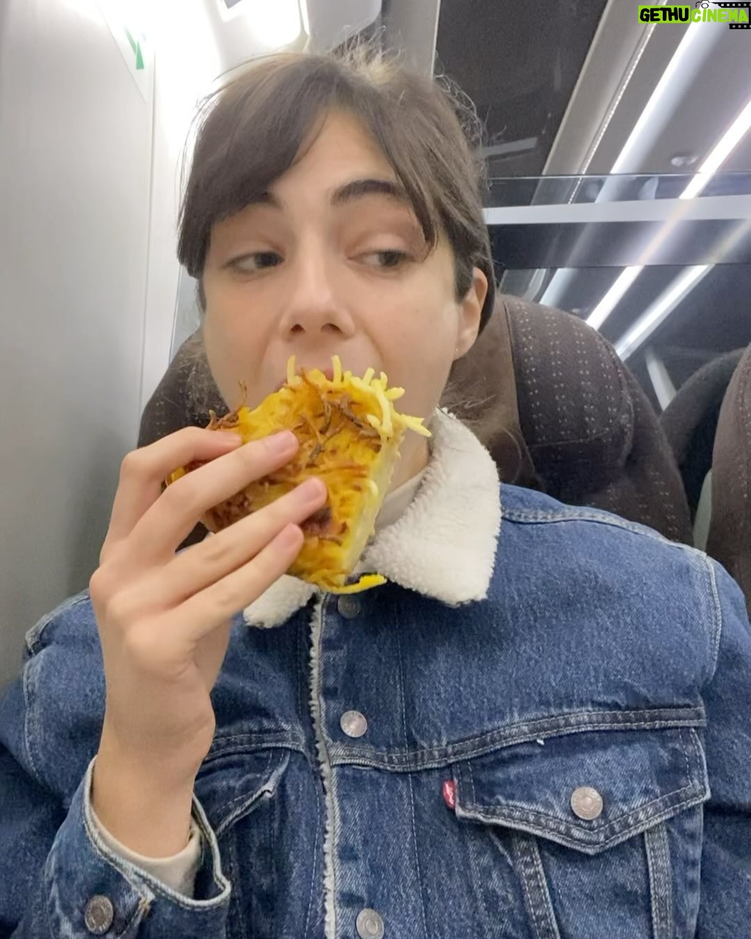 Maria Vera Ratti - 2.4K Likes - 🍕🌊🪕
