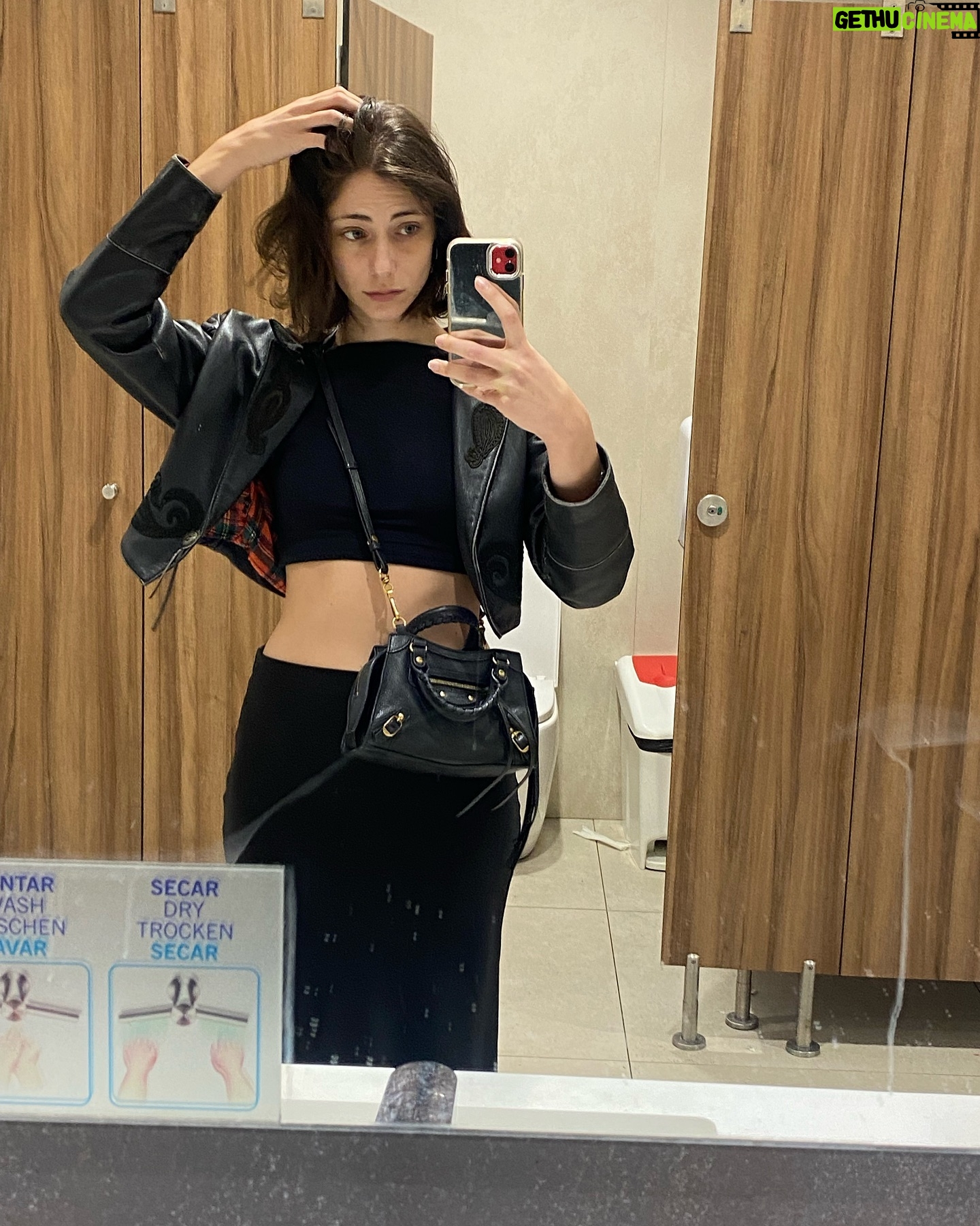 Maria Vera Ratti - 0.9K Likes - āļø