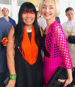 Maria de Medeiros Instagram - Feliz de conhecer Watatakalu Yawalapiti, no almoço de Paris Match, em Cannes.