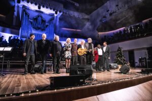 Maria de Medeiros Instagram - Fue muy bonito celebrar Navidad y música, paz y comunión, en la fantástica sala grande del Palau de la Música en Valencia. Y compartir el escenario con grandes artistas como Pedro Ruy-Blas, Miles Griffith, David Pastor, Nacho Mañó, Mariano Díaz, Guillermo Tebar, Igor Taván. Gracias Ximo Tebar por reunirnos, por la dirección artística y los súper arreglos de este memorable concierto. Y por ser un mago de la guitarra Jazz!!!! Gracias al Palau de la Música. Gracias al maravilloso público de Valencia y tantos amigos que acudieron a hacer de este momento un fulgor de alegría. ❤️