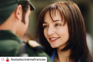 Maria de Medeiros Instagram - Antecipando as celebrações do 50º aniversário do 25 de Abril, a Festa do Cinema Francês apresenta, no dia 11 de outubro, o filme 🎬 𝗖𝗮𝗽𝗶𝘁𝗮̃𝗲𝘀 𝗱𝗲 𝗔𝗯𝗿𝗶𝗹, realizado por Maria de Medeiros. 
O filme, que se inspira no golpe de estado revolucionário que ocorreu em Portugal no dia 25 de Abril de 1974 e que presta homenagem aos jovens soldados que resgataram a sua pátria à obscuridade da ditadura, com destaque para o Capitão Salgueiro Maia, foi seleccionado para a secção Un Certain Regard do Festival de Cannes no ano 2000. 

👉 A sessão irá contar com a presença da realizadora 𝗠𝗮𝗿𝗶𝗮 𝗱𝗲 𝗠𝗲𝗱𝗲𝗶𝗿𝗼𝘀 e do assistente de realização 𝗝𝗼𝗮̃𝗼 𝗣𝗲𝗱𝗿𝗼 𝗥𝘂𝗶𝘃𝗼 e após a projeção, seguir-se-á um debate com 𝗠𝗮𝗿𝘁𝗮 𝗟𝗮𝗻𝗰̧𝗮, jornalista e interventora cultural. ✨🙌

#festadocinemafrances #festival #cinema #cinemafrances #mariademedeiros #joaopedroruivo #martalança #capitaesdeabril #25deabril