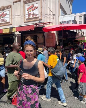Marián Aguilera Instagram - The beautiful chaos of a street market 🫶🏼🍇👚🧦🍉