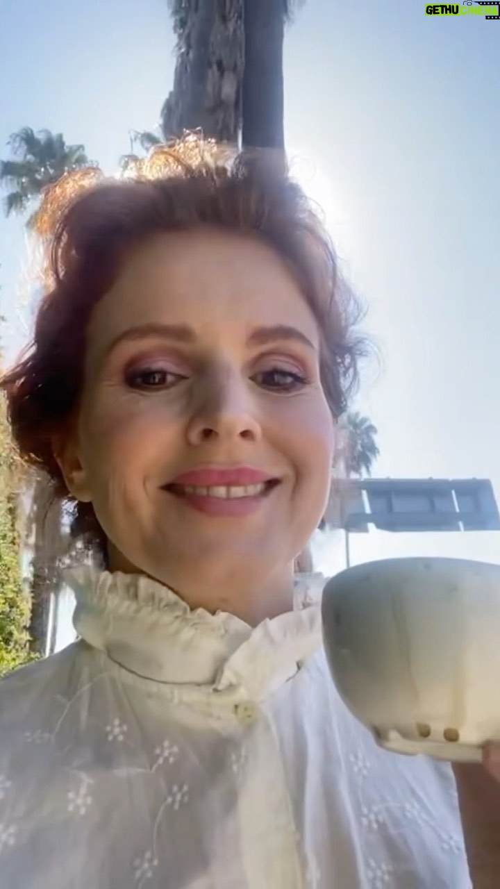 Marián Aguilera - 1.5K Likes - Less than one minute walk to my audition.. ! I can bring my tiny cup of coffee and wear an outfit for the occasion 😜
Prueba al ladito de casa, que salgo con la ropa y mi tacita de café ! 😜