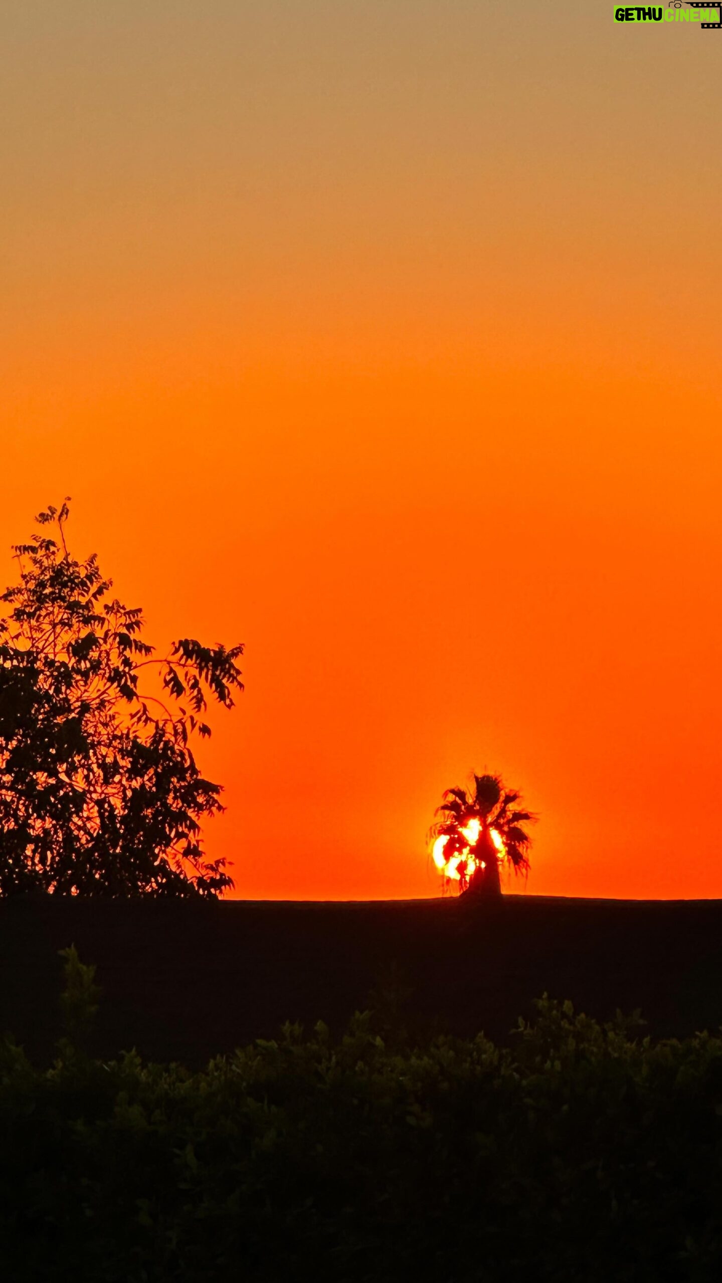 Marián Aguilera - 502 Likes - Sunset through my eyes ..
“El verano no acaba tampoco esta mañana.
No hay una sola ráfaga de aire que tenga el deseo de cambiarnos la vida.”
✍️ @soniafides