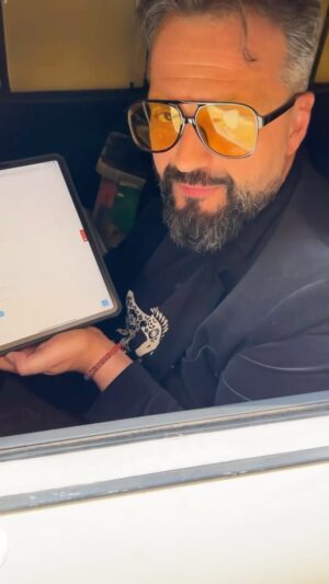 Marián Čekovský Instagram - Vybavte vo VSE všetko online! VSE má novú online zákaznícku zónu “Moje VSE”. Stačí sa zaregistrovať na www.vse.sk. Je to ľahšie ako vycúvať z dvora! 🚘

@vse_slovensko #mojeVSE