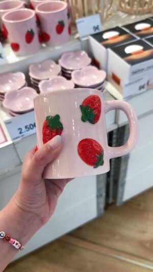 Mariana Baptista Instagram - Segunda parte da coleção dos morangos da Tiger e finalmente temos canecas giras 🤭🍓 Contem-me nos comentários qual foi a vossa peça favorita! 

#tiger #flyingtiger #strawberry #strawberriescollection #spring #springcollection #ceramics #mug #mugcollection #canecas #colecaodecanecas #colombo #centrocomercialcolombo #lisboa #portugal #viral #viralproducts