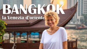 Marianna De Micheli Instagram - [LINK IN BIO O nelle STORIES]
Lo sapevate che Bangkok è la Venezia d'oriente?
La città è costellata di fiumi, fiumiciaccoli, canali; senza contare tutti quelli che negli anni hanno coperto. Questa città poggia sull'acqua, è come una grande barca ancorata nel Golfo del Siam. Sarà per questo che mi piace tanto?
Salite a bordo con me per conoscerla meglio
BUONA ONDA🌊