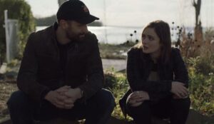 Marianne Fortier Instagram - DEMAIN DES HOMMES. Pour tous ceux qui ont demandé durant les derniers mois: c’est officiel. Radio-Canada décide de ne pas renouveler pour une 2e saison. Je vous remercie personnellement pour l’immense intérêt que vous avez eu pour la série. J’ai rarement ressenti de la part des gens un si grand enthousiasme, un amour si authentique pour les personnages. Je suis heureuse d’avoir pu parler de hockey (essayé en tout cas) avec des grands gars qui jouent pour vrai, mais qui me disaient avoir jamais regardé de série québécoise de leur vie avant celle-ci. Je suis heureuse d’avoir vu les gens se surprendre que je sois pas couverte de tattoos pis des piercings pour vrai (pis que je sente pas la patate frite). Un grand merci à Richard Goudreau, et à YC et Guillaume, un duo de feu, qui m’ont donné la chance d’interpréter Chloé, un personnage à mille lieues de ce que j’ai eu la chance de faire jusqu’à maintenant. Fière comme dix d’avoir eu votre confiance, et d’avoir eu ces textes-là entre les mains. Fière aussi d’avoir pu jouer avec des acteurs talentueux, et d’avoir fait d’aussi belles rencontres. Je vous cacherai pas que je suis bien déçue et que j’vais m’ennuyer de Chloé, mais... Merci encore pour l’aventure, c’était beau! 🧡🖤🏒