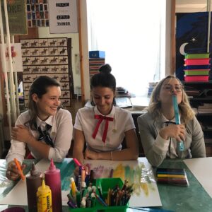 Marianne Fortier Instagram - Je vous présente mes amis. C’est avec eux que j’ai eu l’honneur, jusqu’à dimanche dernier, d’interpréter les grandes montagnes russes de l’adolescence. Des émotions parfois belles, parfois déchirantes, mais toujours intenses. C’était une aventure magique, mais surtout un grand privilège de faire partie de la famille Passez Go durant les 3 dernières années. C’est un peu tough de faire comprendre juste à travers les mots à quel point j’ai découvert de grandes personnes, inspirantes, authentiques, passionnées, talentueuses... Je suis pleine d’une admiration infinie pour eux, et pis voilà, j’ai la chance de les compter parmi mes amis. Pis y’en manque une sacré batch qu’on voit pas sur les photos. Reconnaissance éternelle pour ça. Merci pour tout. C’était beau. 😘
