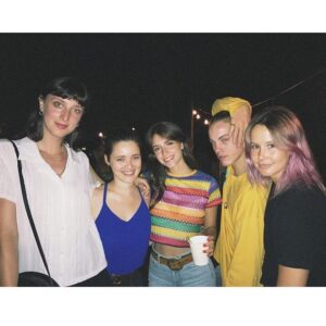 Marianne Fortier Instagram - Je vous présente mes amis. C’est avec eux que j’ai eu l’honneur, jusqu’à dimanche dernier, d’interpréter les grandes montagnes russes de l’adolescence. Des émotions parfois belles, parfois déchirantes, mais toujours intenses. C’était une aventure magique, mais surtout un grand privilège de faire partie de la famille Passez Go durant les 3 dernières années. C’est un peu tough de faire comprendre juste à travers les mots à quel point j’ai découvert de grandes personnes, inspirantes, authentiques, passionnées, talentueuses... Je suis pleine d’une admiration infinie pour eux, et pis voilà, j’ai la chance de les compter parmi mes amis. Pis y’en manque une sacré batch qu’on voit pas sur les photos. Reconnaissance éternelle pour ça. Merci pour tout. C’était beau. 😘