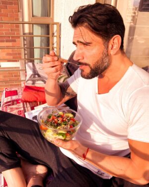 Mariano Brozincevic Instagram - No empieces una dieta que terminará algún día! Comienza un estilo de vida que dure para siempre! Cómo te estás alimentando esta cuarentena?  #marianobrozinsevic #marianobrozz #lifestyle #alimentacionsaludable #happy @nissi.ver