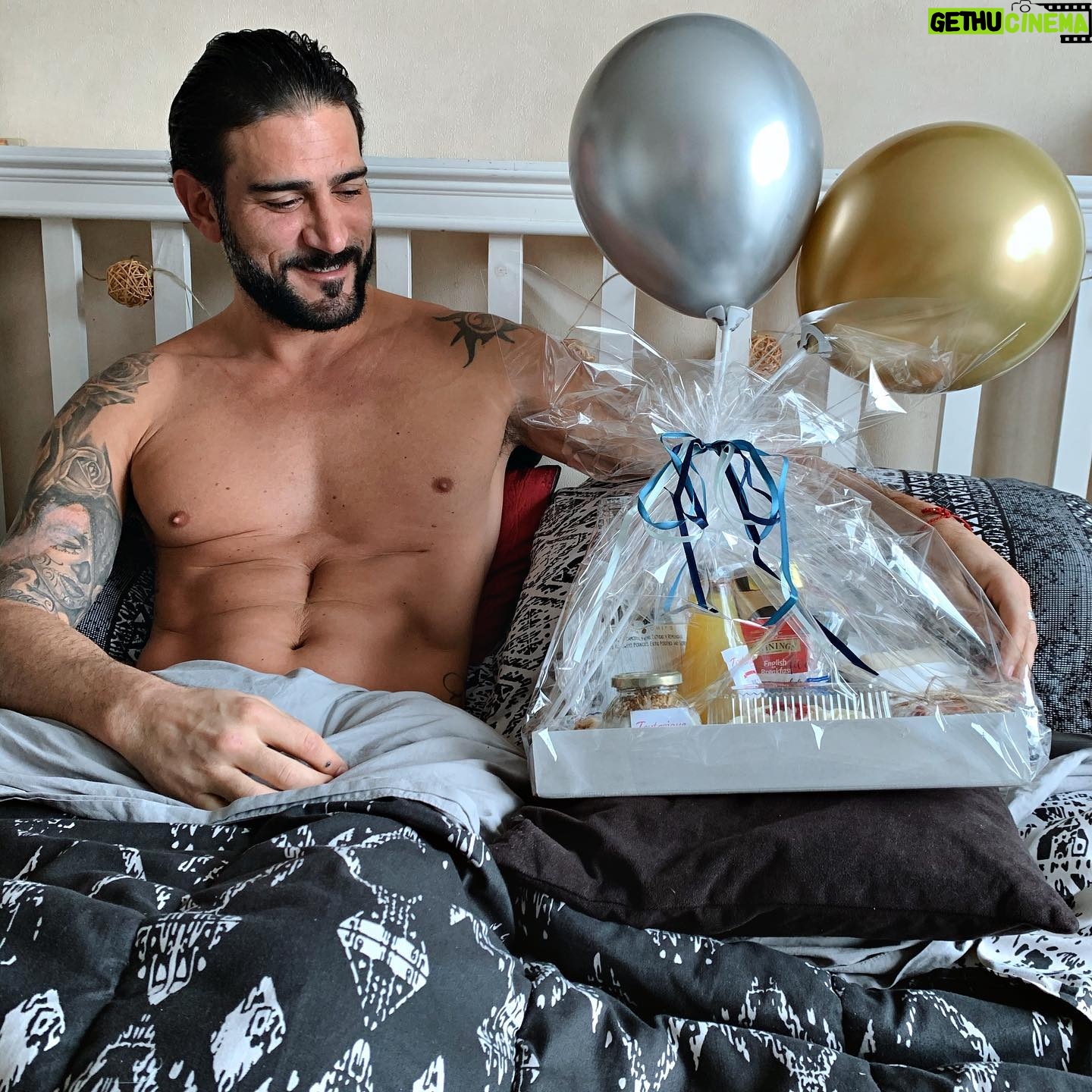 Mariano Brozincevic - 1K Likes - A quien no le gusta recibir el desayuno en la cama?! @tentazionedaniel ☕️🥐@mca.sepulveda 📸.
.
.
.
#desayunosadomicilio #marianobrozincevic #marianobrozz