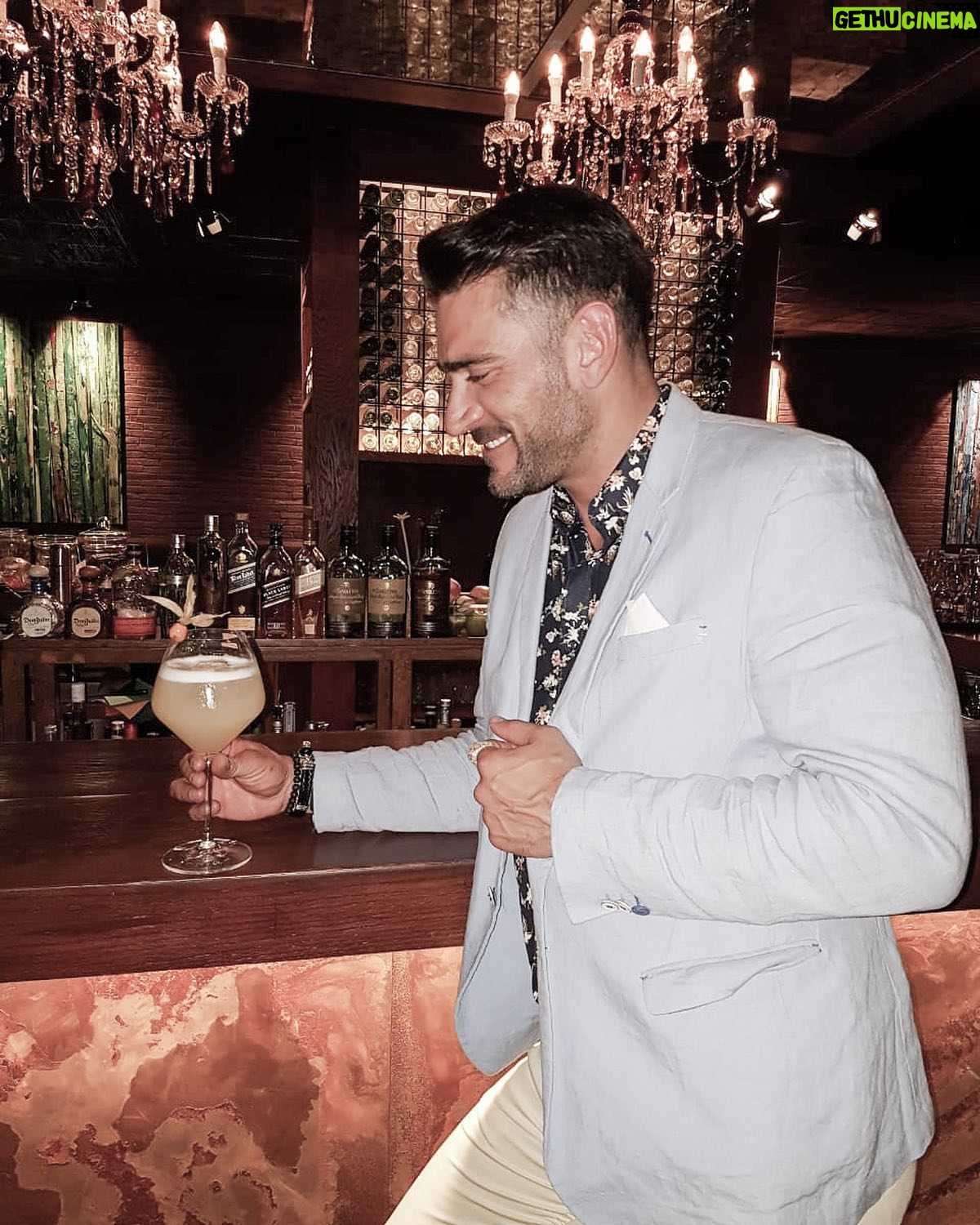 Mariano Brozincevic - 697 Likes - Brindo por que pronto se acaba la cuarentena!!! Salud! 🥂 #marianobrozincevic #marianobrozz #menstyle #menswear #mensfashion