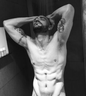 Mariano Brozincevic Instagram - Good shower 🚿 #marianobrozincevic #marianobrozz #chile #whotel PH: @mca.sepulveda 📸