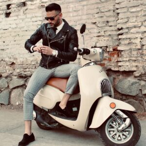 Mariano Brozincevic Instagram - MODE MOTO 🛵😎 PH: @c_poblete #marianobrozincevic #marianobrozz #motos