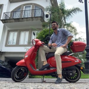Mariano Brozincevic Instagram - Subí que te llevo!! 🛵 #motocicletas #marianobrozincevic #marianobrozz